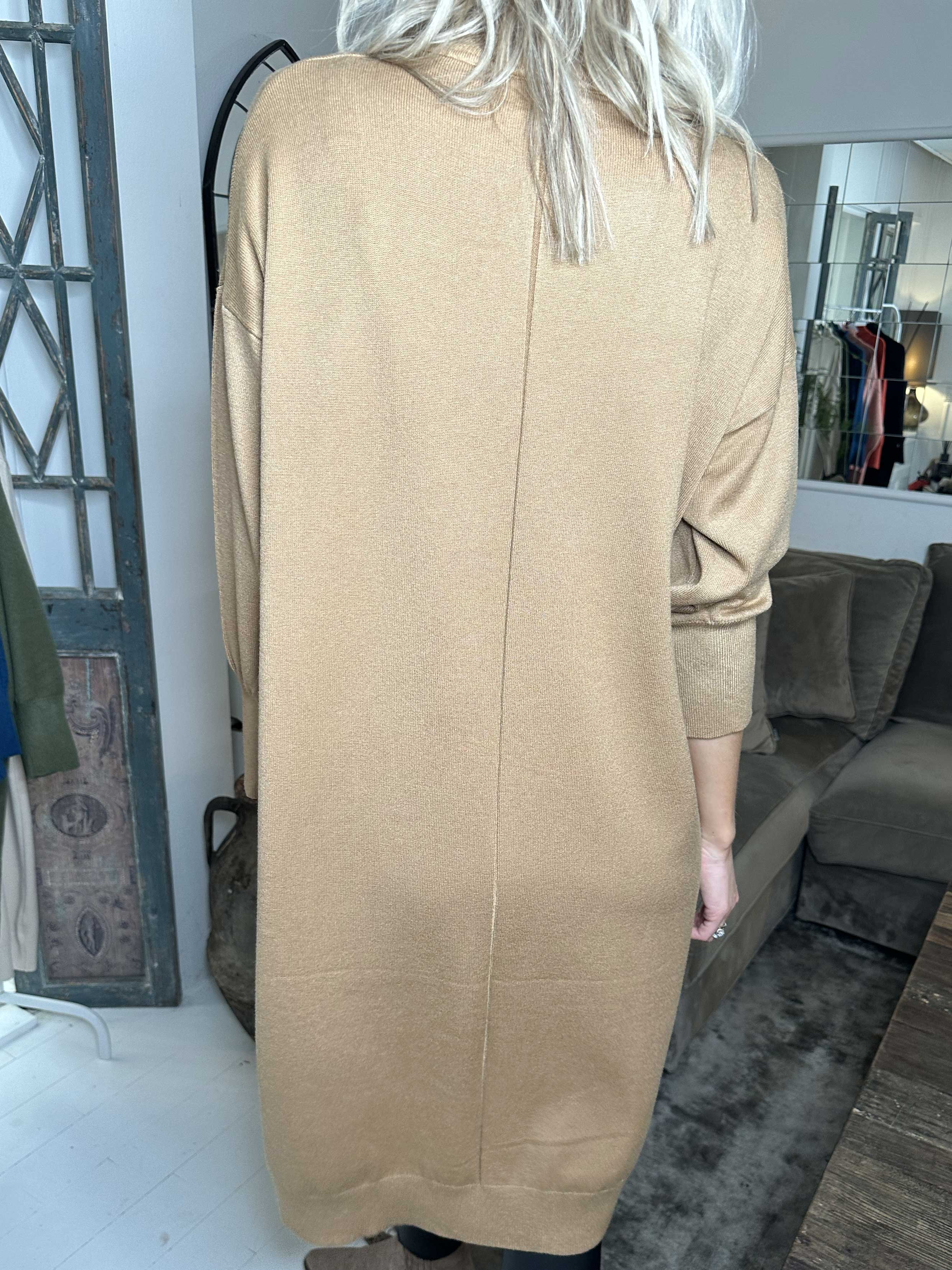 Maniya - Mjuk stickad klänning med polokrage